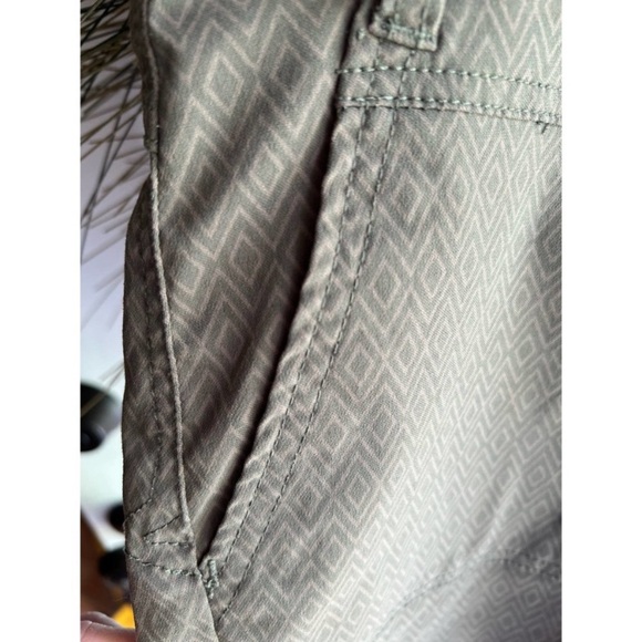 Womens Green prAna lightweight walking shorts, Size 6 - Picture 9 of 16